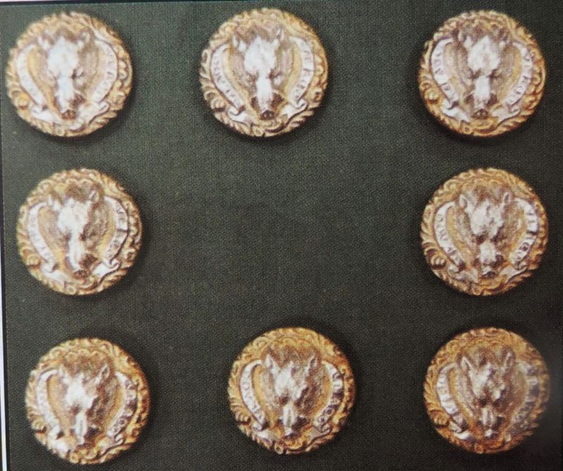 Huit boutons d’équipage ayant appartenu au Marquis de Beaucaire et représentant une tête de sanglier, de chaque côté de laquelle est inscrite sur un ruban : VLOO. Ces boutons ont été offerts par l’Abbé Jacques de Mahuet, directeur du Grand Séminaire de Champfeu à Avermes, le 7 février 1939, à la Société d’Emulation du Bourbonnais.