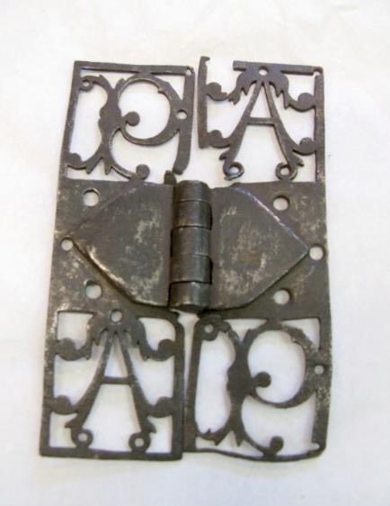 Charnière aux chiffres de Pierre II de Bourbon et Anne de France, fin du XVe - début du XVIe siècle, fer ajouré, Moulins, musée départemental Anne-de-Beaujeu, inv. 1299. Charnière aux chiffres de Pierre II de Bourbon et Anne de France, fin du XVe - début du XVIe siècle, fer ajouré, Moulins, musée départemental Anne-de-Beaujeu, inv. 1299.